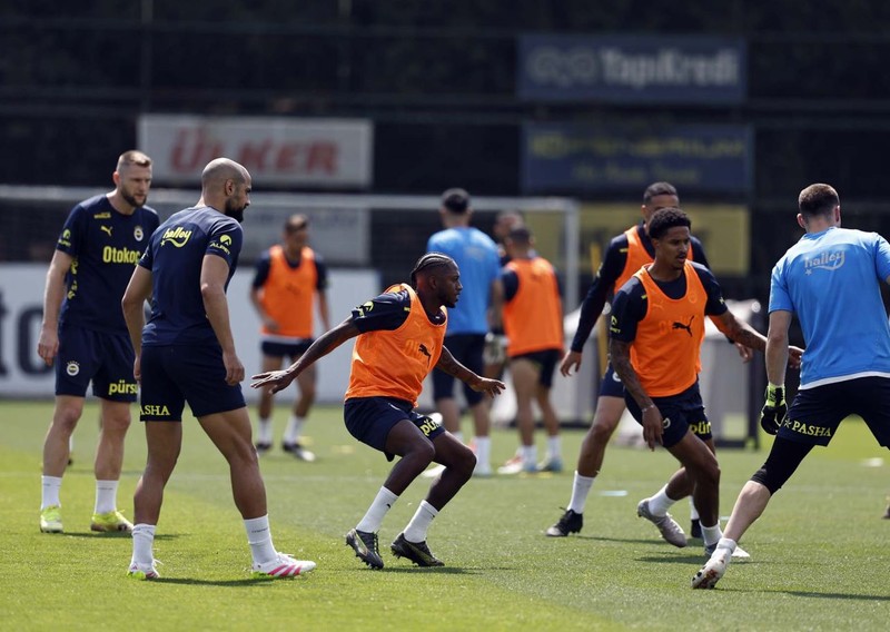 Fenerbahçe 8 milyon euroyu çöpe attı! Yıldız futbolcu takımdan gitti! “Profesyonellik adına en kötü oyunculardan biri” - Resim: 2