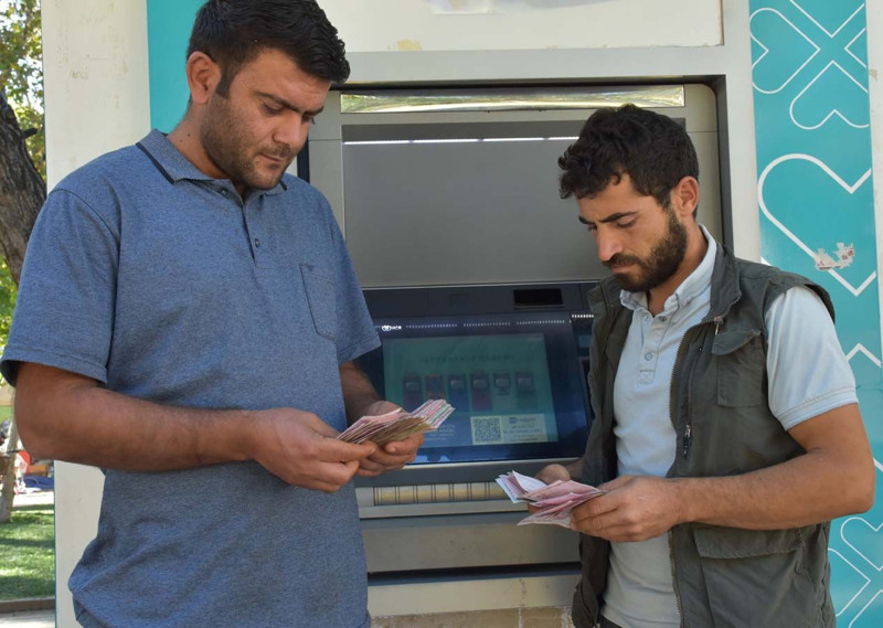 Şanlıurfa’da ATM'ye giden gençler ATM'nin para gözüne bakınca gördükleri manzaraya inanamadı. Tek 1 hareket yaptılar - Resim: 5