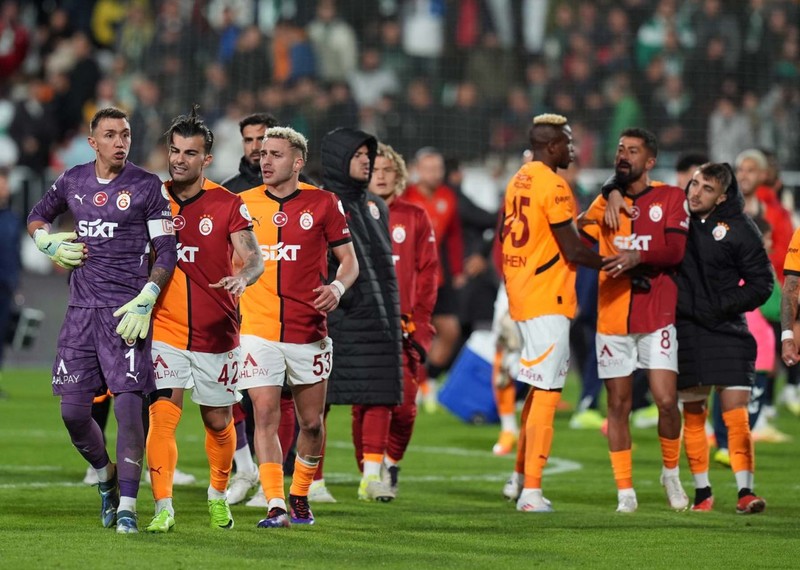 Galatasaray’da Muslera sıkıntısı! Hatalarının bedeli ağır oldu - Resim: 7