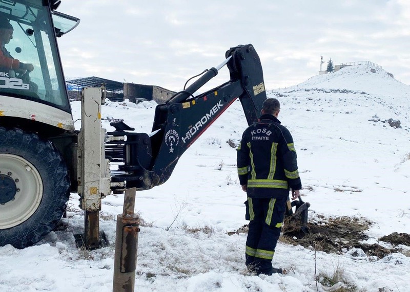 Kayseri'de 7-24 görev yapan ekipler, 1 tane hayvan hakkında ihbar aldı. Karlı bölgeye gittiklerinde gördükleri manzara ile yıkıldılar - Resim: 1