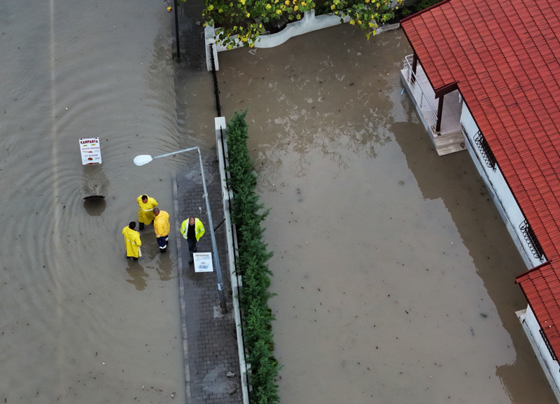 İzmir'in Çeşme ilçesi sular altında kaldı! Yaşam olumsuz etkilendi - Resim: 5