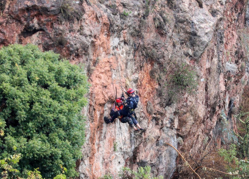 Antalya’da şaşkına çeviren anlar! Falezde mahsur kaldı, kurtarılınca öfke saçtı - Resim: 4