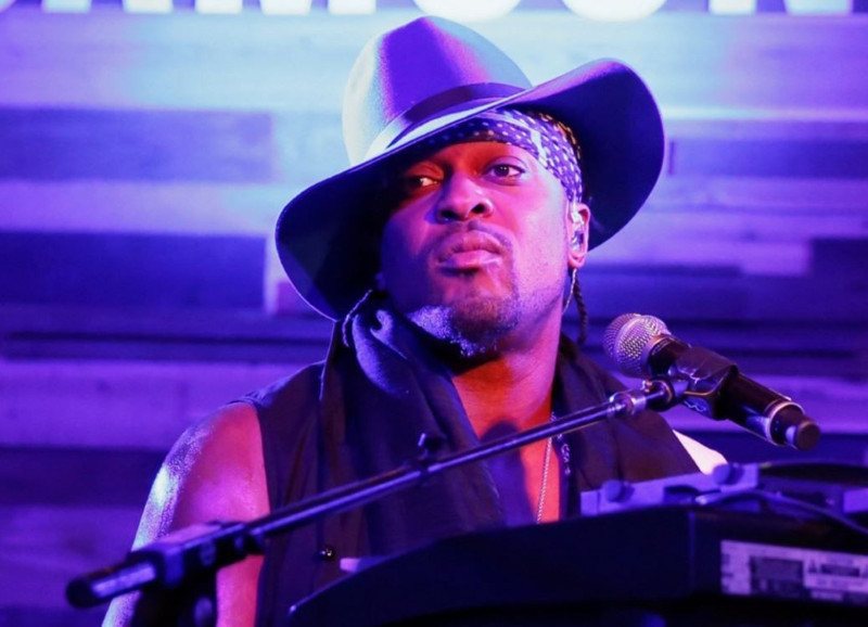 Kanserle mücadele ediyordu! Ünlü şarkıcı 51 yaşında hayatını kaybetti - Resim: 1