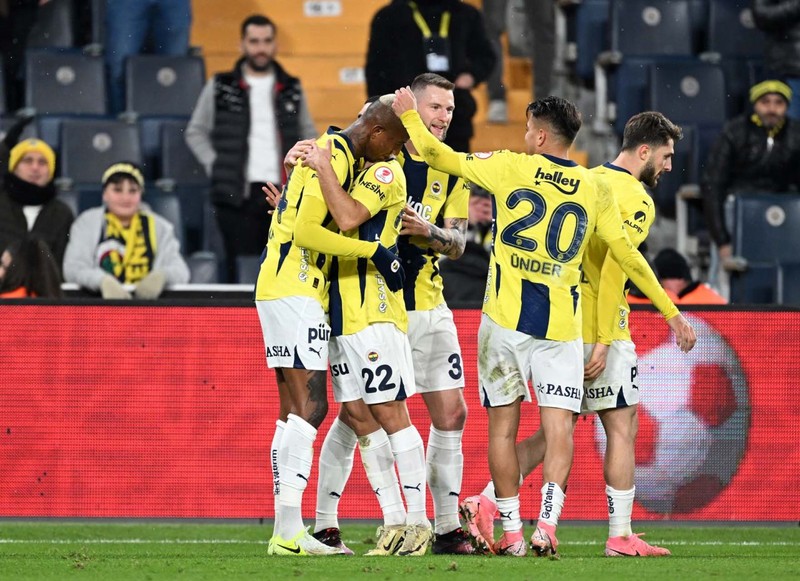 Fenerbahçe’ye şampiyonluk yolunda kötü haber! Tüm planlar alt üst oldu! Yıldız futbolcu kritik Galatasaray derbisine yok! - Resim: 1