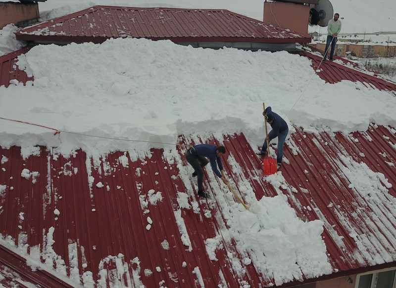 Bitlis’te 7 katlı binanın çatısında karlar arasındaki manzarayı görenler resmen dehşete düştü. Kar büyüledi ama o manzara herkesin yüreğini ağzına getirdi - Resim: 4