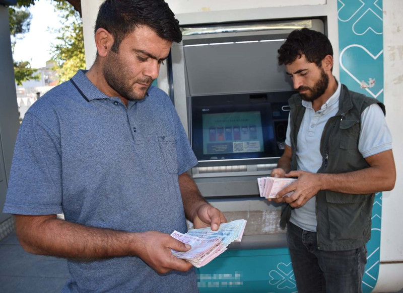 Şanlıurfa’da ATM'ye giden gençler ATM'nin para gözüne bakınca gördükleri manzaraya inanamadı. Tek 1 hareket yaptılar - Resim: 1