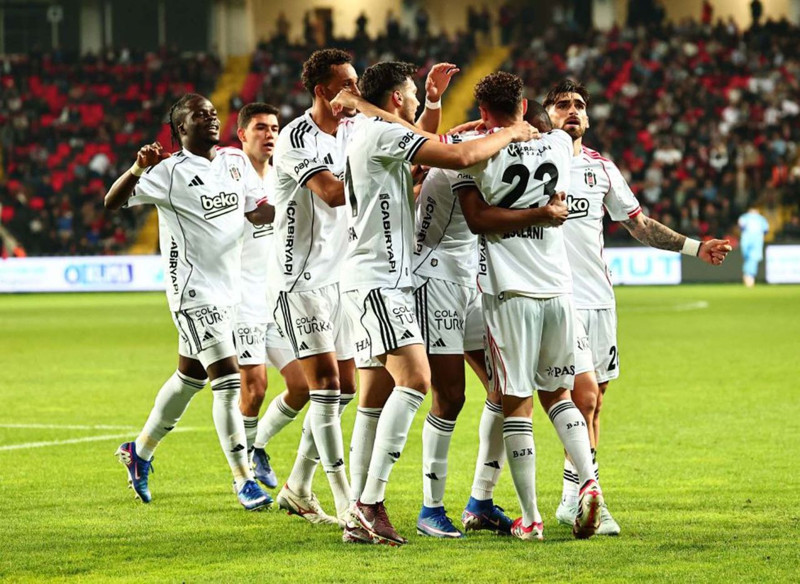 Beşiktaş’ta ilk ayrılık belli oldu! Yıldız isimle yollar kesin ayrılıyor - Resim: 3