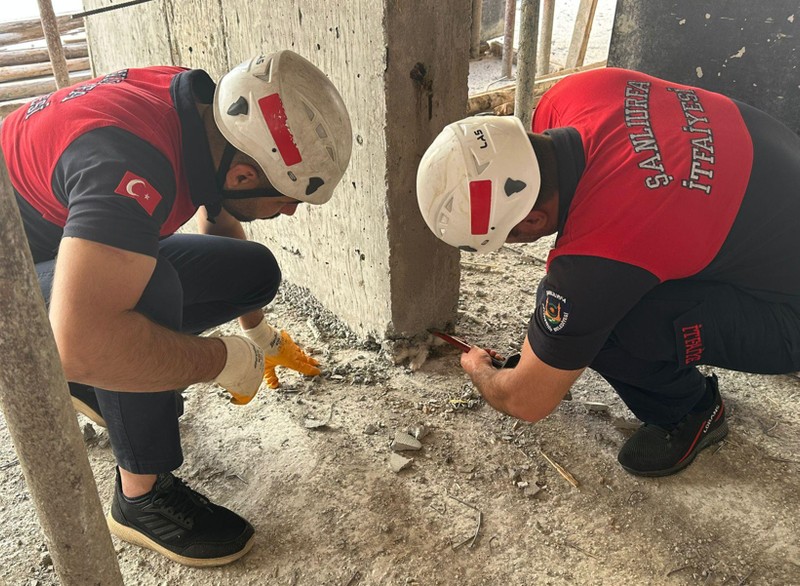 Şanlıurfa’da inşaattan gelen ihbar üzerine harekete geçen ekipler, 5-10 kilo ağırlığındaki betonu kaldırınca altında korkunç manzarayı gördü. Oraya girip kalmış - Resim: 3