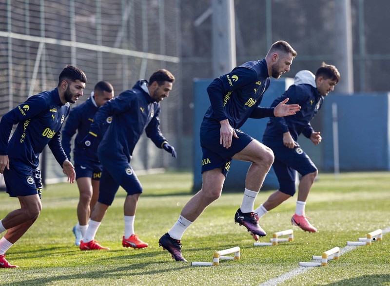 Transfer tamamlandı! Fenerbahçe’den gidecek 5.futbolcu belli oldu! 4 milyon euro cepte kalacak, 2 milyon euro kasaya girecek - Resim: 1