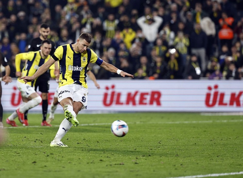 Fenerbahçe’nin yıldızı Rizespor maçında mest etti! İstatistiklerde zirve yaptı! Tümer Metin'den övgüler: “Önünde ceketimi ilikliyorum” - Resim: 7