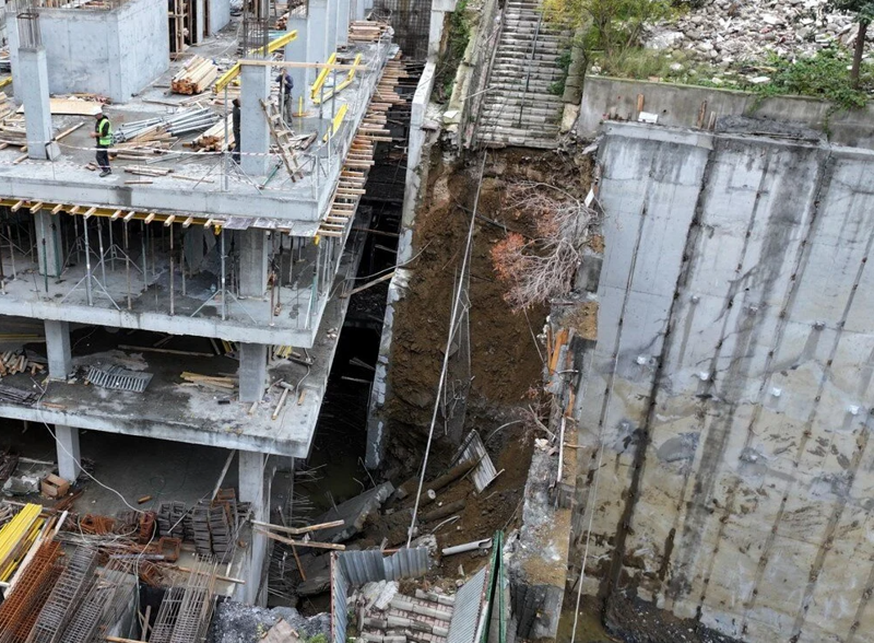 Sağanak yağış İstanbul'u vurdı! Yol çöktü, duvar yıkıldı, sokaklar göle döndü - Resim: 1