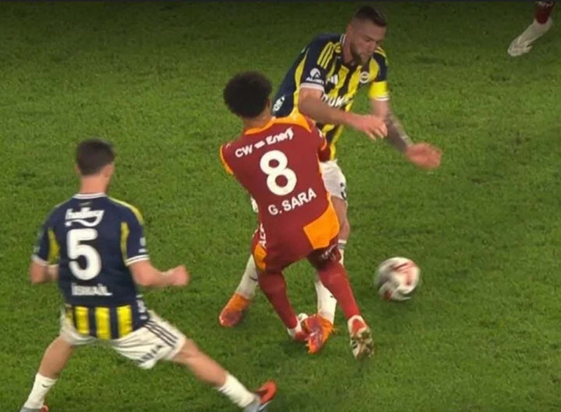 Fenerbahçe- Galatasaray maçında tartışmalı pozisyonlar! Barış Alper'in pozisyonu penaltı mı? Skrinar'ın müdahalesi kırmızı kart mı? Gol iptali doğru mu? - Resim: 8