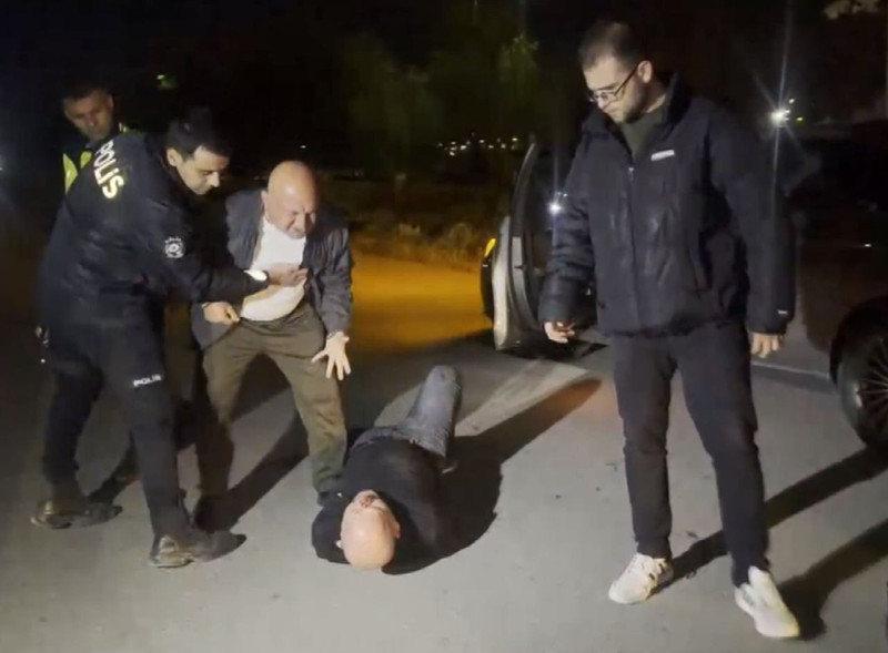 Lüks araç durduruldu, ortalık karıştı... Polisi tehdit edip, gazetecilere saldırdılar: "Babam savcı, valiyi arayacağım" - Resim: 4