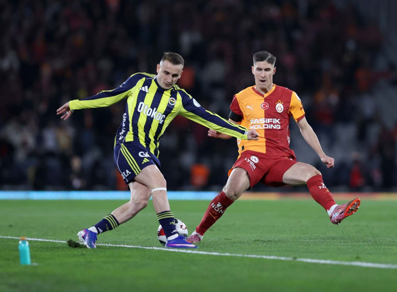 Galatasaray’dan yılın transfer bombası! 40 milyon euroluk dünya yıldızı Fenerbahçe yenilgisini unutturacak!  Taraftarlar havalimanına akın edecek - Resim: 2