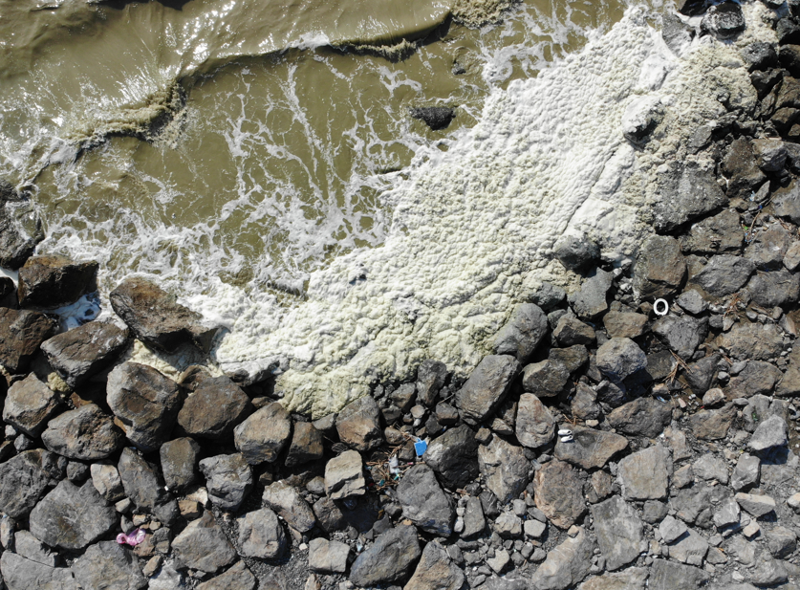 Hatay'da deniz yüzeyinde oluşan köpüksü beyaz tabaka endişeye neden oldu - Resim: 1