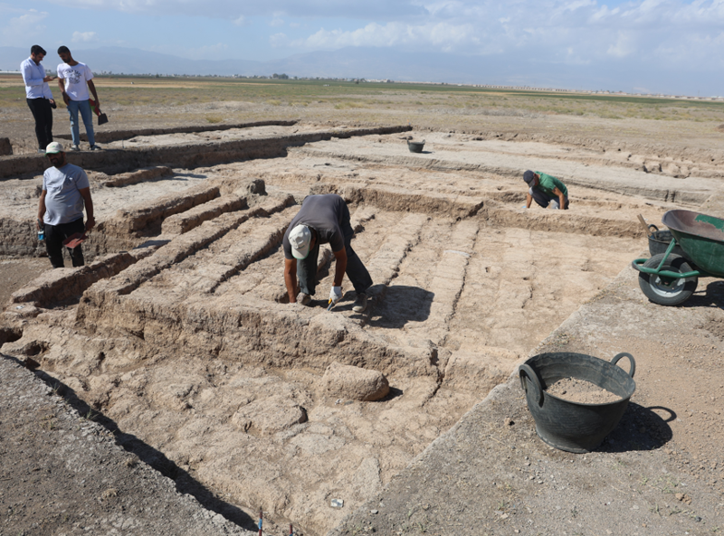Hatay'da 7 bin 200 yıllık gizemli ayak izleri keşfedildi! 5 kişiye ait olduğu düşünülüyor - Resim: 8