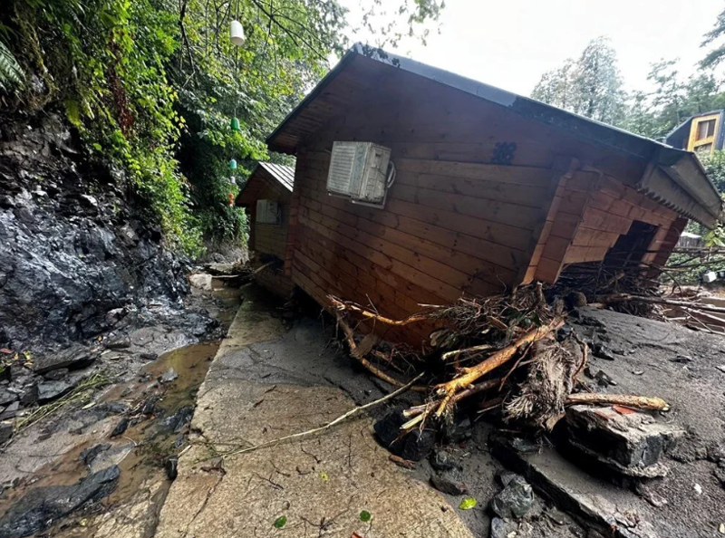 Karadeniz'de sel felaketi! Uyarılar peş peşe geldi: Şiddetli yağışlar devam edecek - Resim: 10