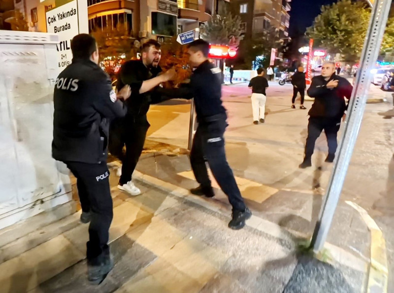 Şehri birbirine kattı! Polislerden istediği şey pes dedirtti - Resim: 1