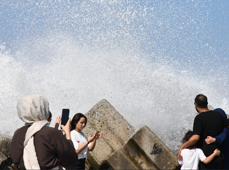 Düzce'de dalgalar 3 metreye ulaştı, denize girişler olumsuz hava koşulları nedeniyle yasaklandı - Resim: 2