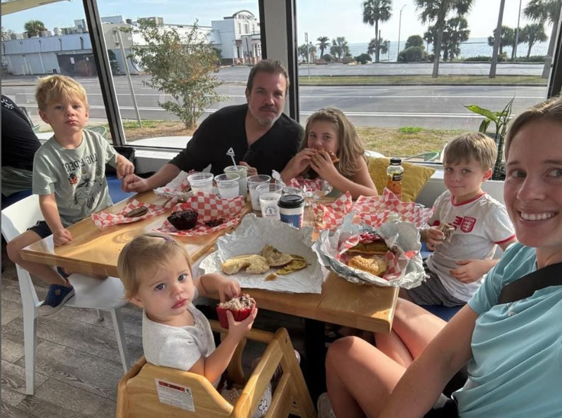 Türkiye'yi terk edip ABD'ye yerleşmişti! Yaprak Dökümü'nün Oğuz'u Tolga Karel'den mutlu aile pozu - Resim: 6