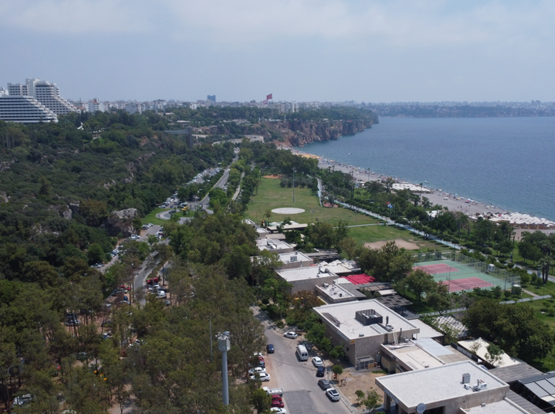 Antalya’da yüzde 81’e ulaşan nem ve 34 derece sıcaklık vatandaşları sahillere yönlendirdi - Resim: 1