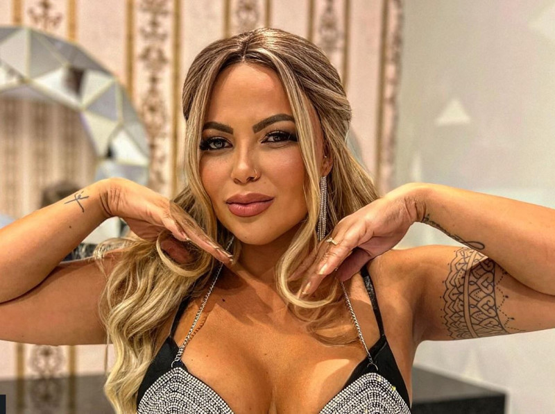 Akciğer kanseriyle mücadele eden ünlü şarkıcıdan acı haber! 42 yaşında hayatını kaybetti - Resim: 9