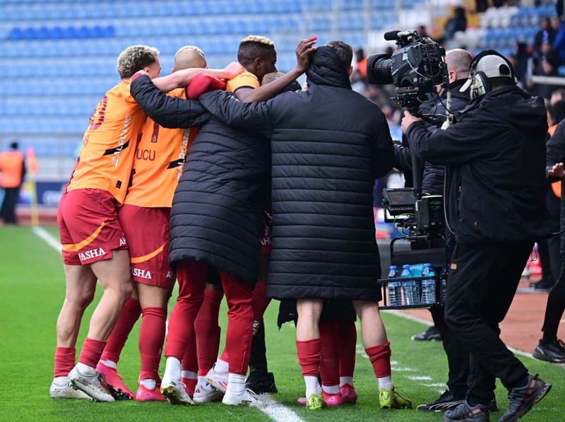 Gözünün yaşına bakmadılar! Galatasaray, yıldız futbolcunun biletini kesti! Yeni transfer imzası kurumadan gönderilecek - Resim: 2