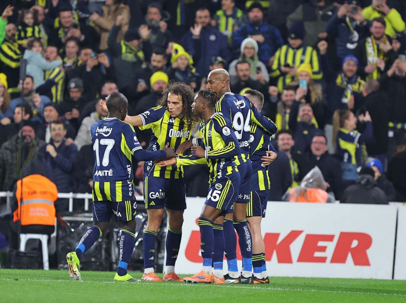 Fenerbahçe gözden çıkardı! Yıldız ismi 12-15 milyon euro veren transfer edecek - Resim: 3