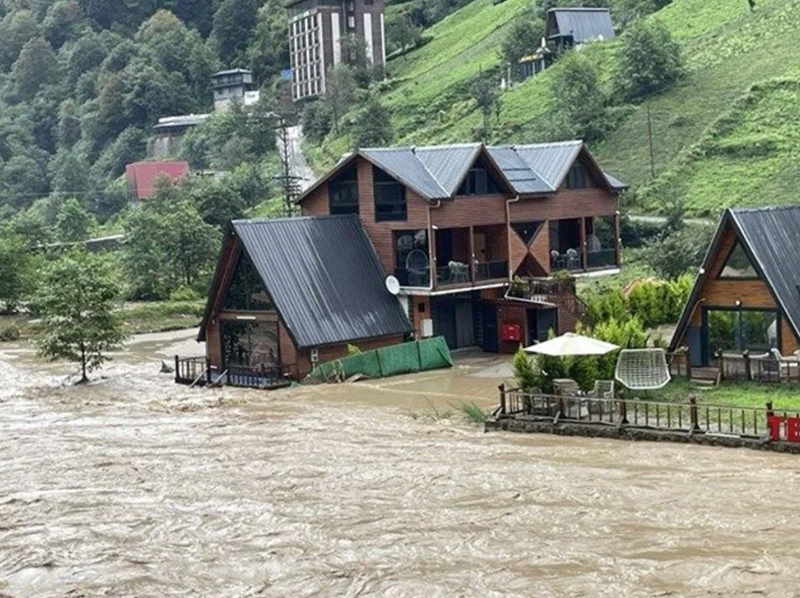 Karadeniz'de sel felaketi! Uyarılar peş peşe geldi: Şiddetli yağışlar devam edecek - Resim: 9