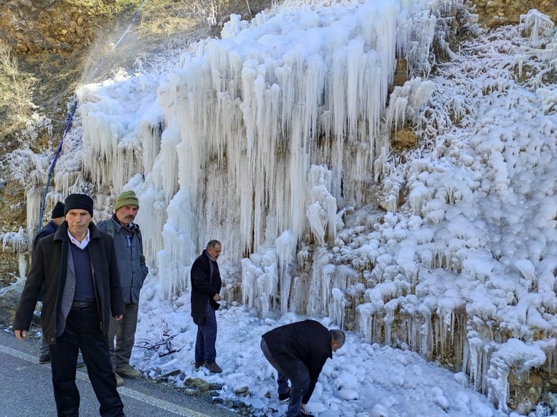 Batman'da manzarasıyla hayran bırakan doğa güzeli şelaleye gidenler gördükleri manzara sonrası şaştı kaldı... Her biri 30 metreyi bulmuştu - Resim: 2