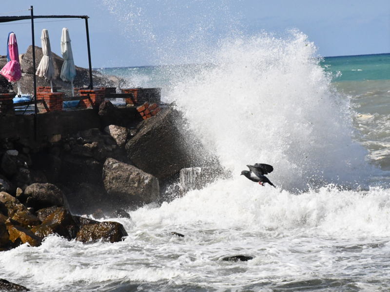 Düzce'de dalgalar 3 metreye ulaştı, denize girişler olumsuz hava koşulları nedeniyle yasaklandı - Resim: 1