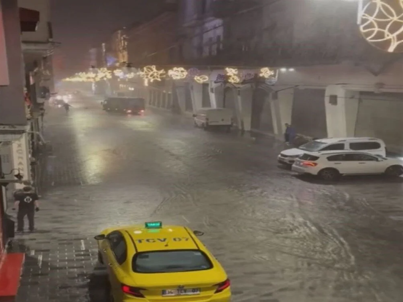 Sağanak yağış İstanbul'u vurdı! Yol çöktü, duvar yıkıldı, sokaklar göle döndü - Resim: 5