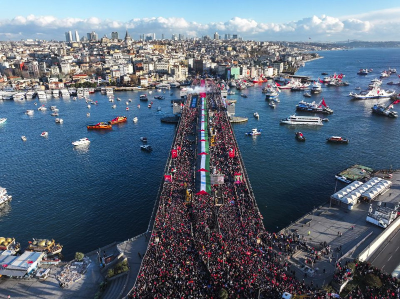 İstanbul'da büyük Gazze yürüyüşü! Yüz binlerce kişi tek yürek! Bilal Erdoğan: İsrail siyonizmi bugün nazizmdir - Resim: 11