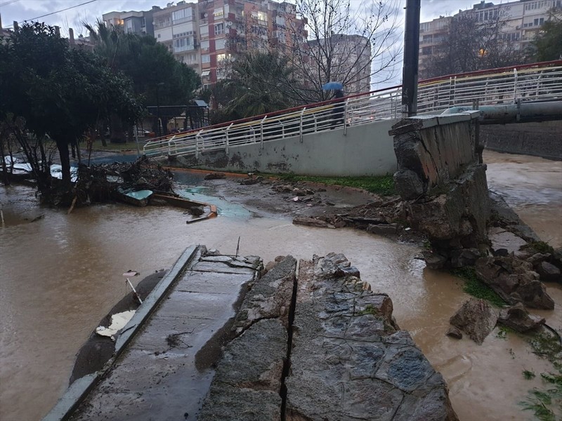 İzmir kabusu yaşıyor!.. Valilik acı haberi verdi! - Resim: 12