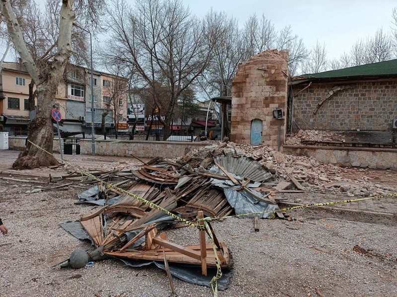 730 yıllık camii büyük depremlerde hasar görmüştü! Caminin minaresi artçı sarsıntılara dayanamadı - Resim: 4