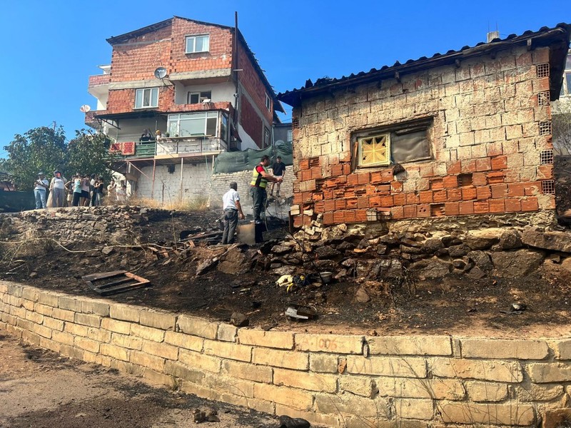 Maltepe'de yangın evlere sıçradı! Havadan ve karadan müdahale sürüyor - Resim: 5