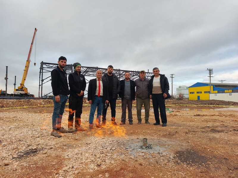 Bursa'da ketçap fabrikasının depo kısmında 20 metre kazı yapan operatör buldu. Acilen depo kısmı insan girişine kapatıldı - Resim: 5