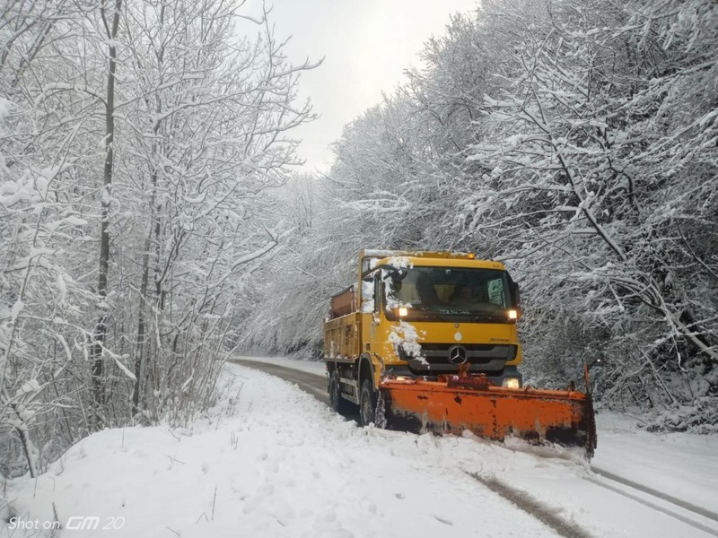 Meteoroloji'den gelen uyarının ardından Ordu'da kar yağışı etkili oldu. Belediye ekipleri, bölgede seferberlik başlattı - Resim: 1