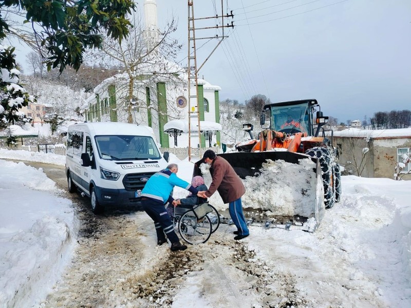 Türkiye'nin kırsal yol ağı en geniş ili olan Ordu'da, karla mücadele ekipleri gece gündüz çalıştı. 10 günde toplam 42 bin 826 kilometre yolu ulaşıma açtılar - Resim: 2