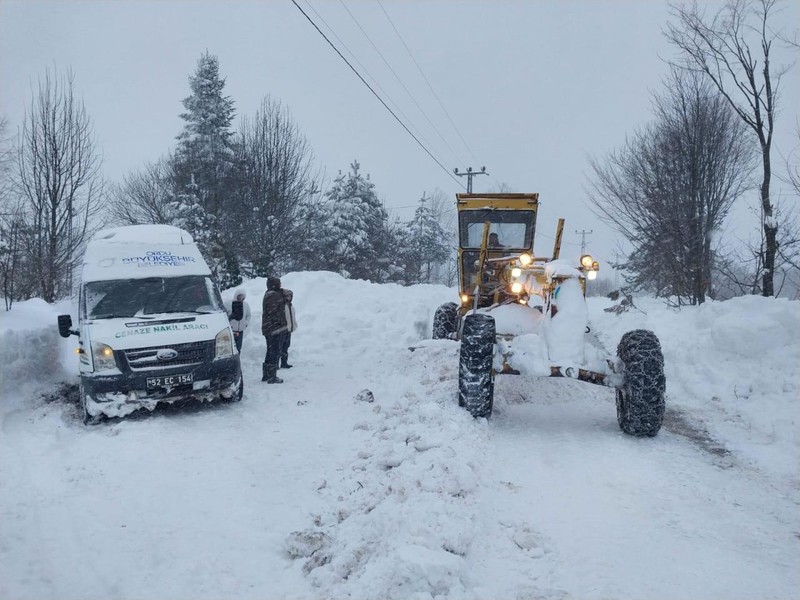 Türkiye'nin kırsal yol ağı en geniş ili olan Ordu'da, karla mücadele ekipleri gece gündüz çalıştı. 10 günde toplam 42 bin 826 kilometre yolu ulaşıma açtılar - Resim: 3