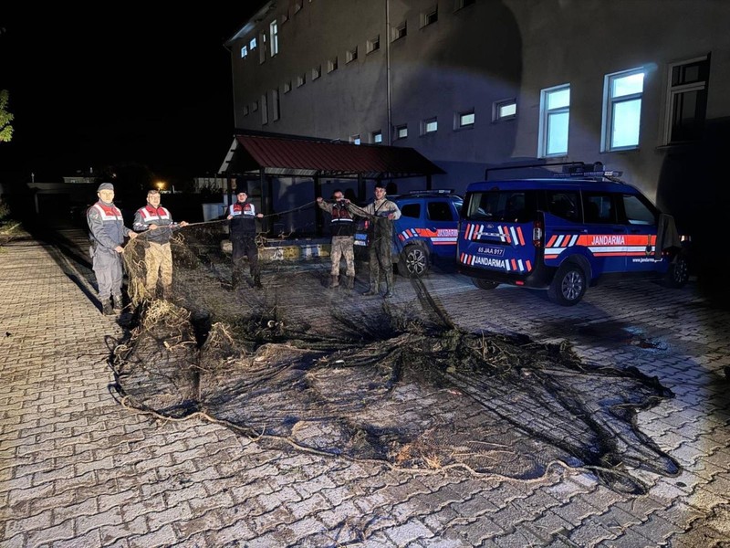 Van'da 1.000 kilogramı doğaya jandarma eşliğinde yeniden salındı.... 1000'lercesi kurtulur kurtulmaz doğanın her yerine dağıldı - Resim: 1