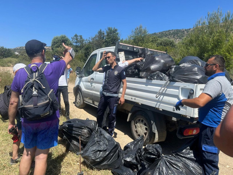 Muğla’da toplamda tam 2 ton birer birer toplanmasının ardından siyah poşetlere yerleştirildi. Kamyon bile taşımakta zorlandı - Resim: 3