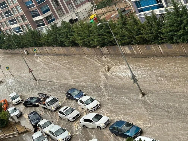 Ankara'da sağanak yağış sele döndü! Caddeler su altında kaldı, arabalar sürüklendi - Resim: 3
