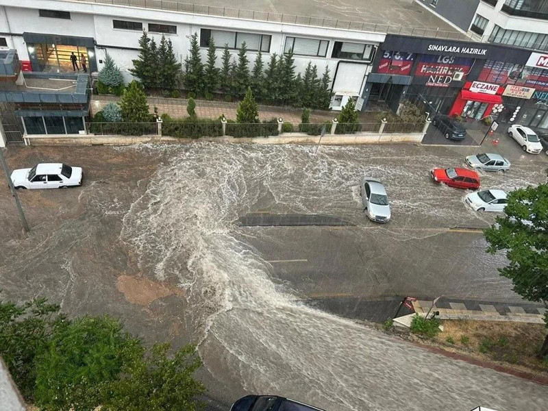 Ankara'da sağanak yağış sele döndü! Caddeler su altında kaldı, arabalar sürüklendi - Resim: 5