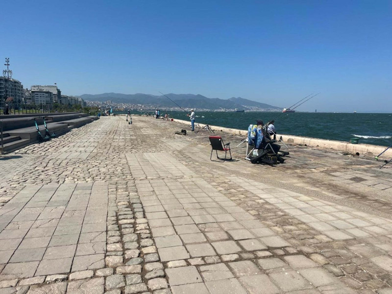 İzmir’de termometreler 40’ı gösterdi! Bunaltıcı sıcak Kordon’u boşalttı, vatandaş sahile sığındı - Resim: 2