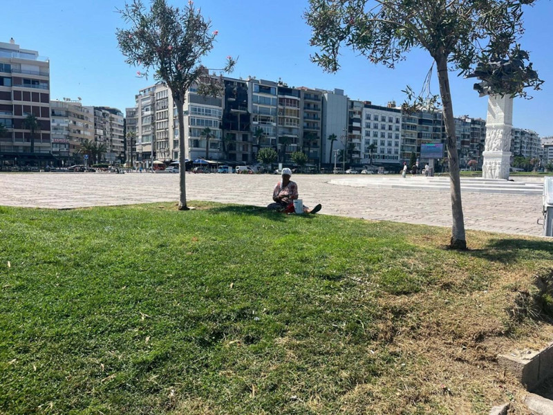 İzmir’de termometreler 40’ı gösterdi! Bunaltıcı sıcak Kordon’u boşalttı, vatandaş sahile sığındı - Resim: 3