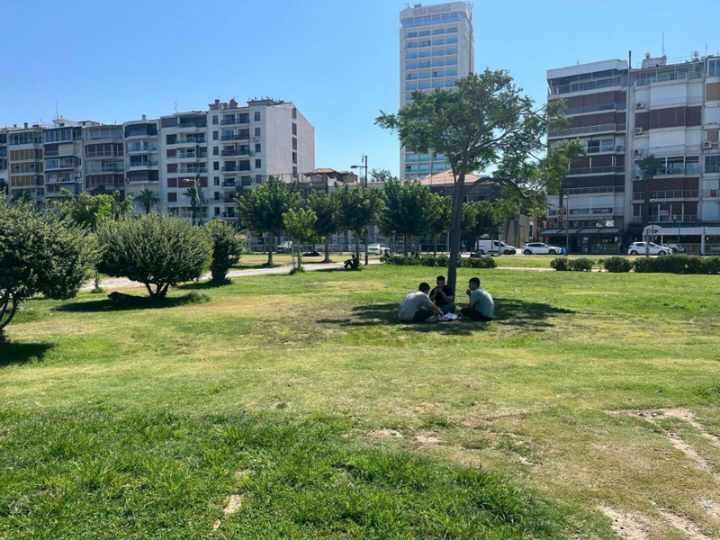 İzmir’de termometreler 40’ı gösterdi! Bunaltıcı sıcak Kordon’u boşalttı, vatandaş sahile sığındı - Resim: 1