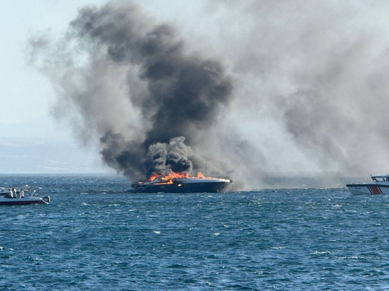 Denizin ortasında kabus! Lüks yat alev topuna döndü - Resim: 2
