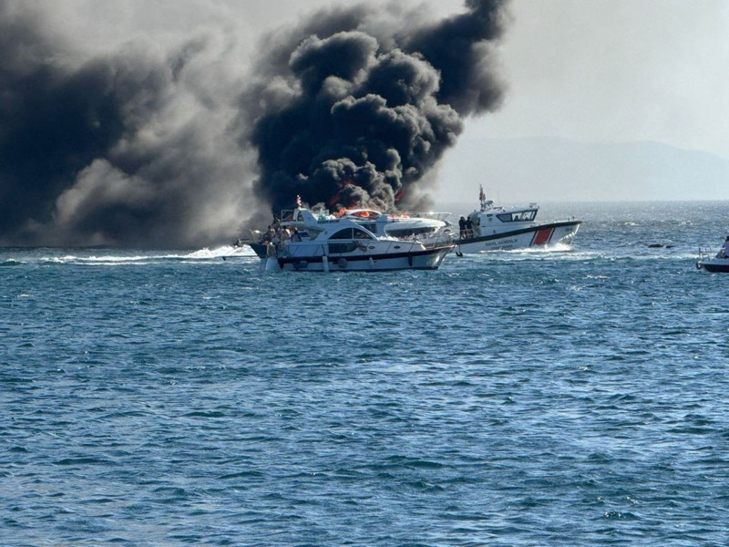 Denizin ortasında kabus! Lüks yat alev topuna döndü - Resim: 3