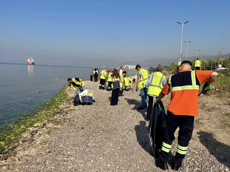 Körfez’de kıyı temizliği seferberliği başladı. Yarım saatlik çalışmada 70 kilo atık toplandı - Resim: 1